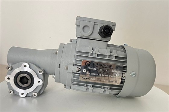 意大利艾思捷洗車機設備專用減速機之XRV040型號洗車機減速機.jpg 意大利艾思捷洗車機設備專用減速機之XRV040型號洗車機減速機.jpg